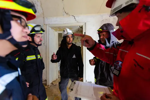  Structural engineers in disaster relief training 